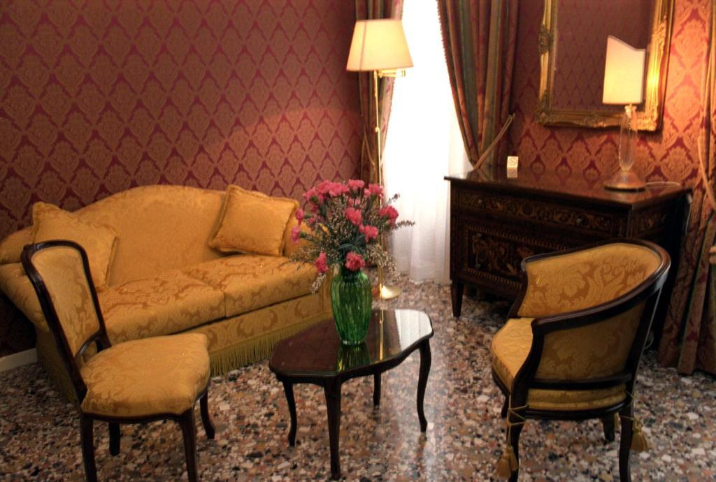 Casa Pisani Canal Venedig Rum bild
